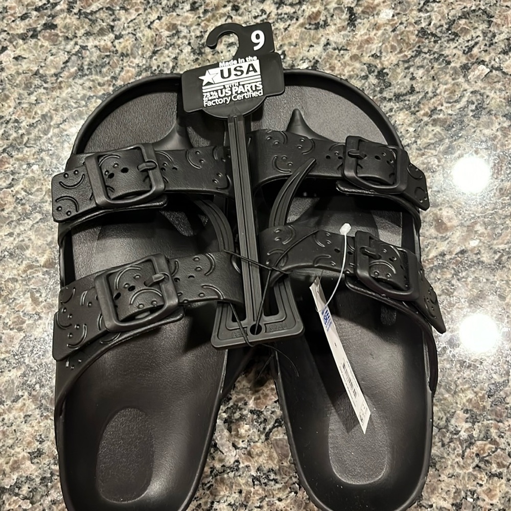 New No Boundaries Women's Two Buckle Slide Sandals with smiles size 9